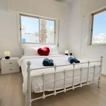 Hills 2bdr Seaside Makenzy Apartment