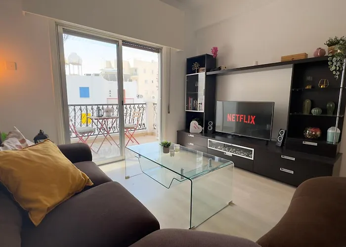 Hills 2bdr Seaside Makenzy アパート ラルナカ